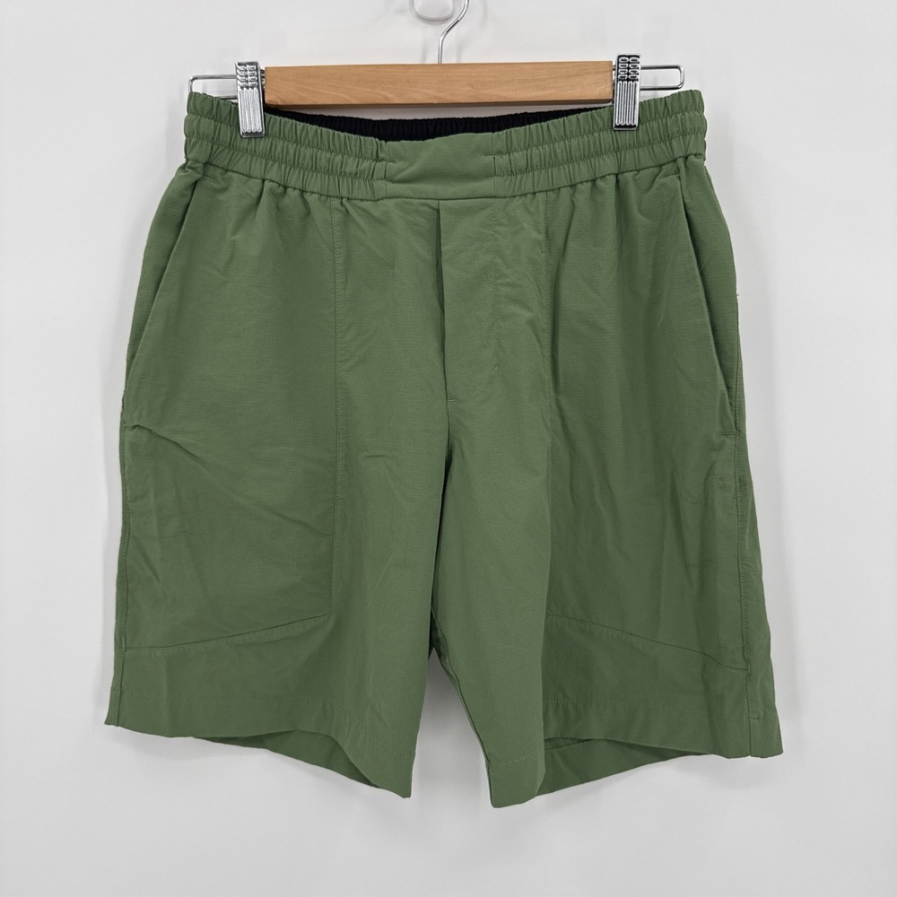 Lululemon Men's Green Athletic Training Shorts Size Medium Pockets Lightweight